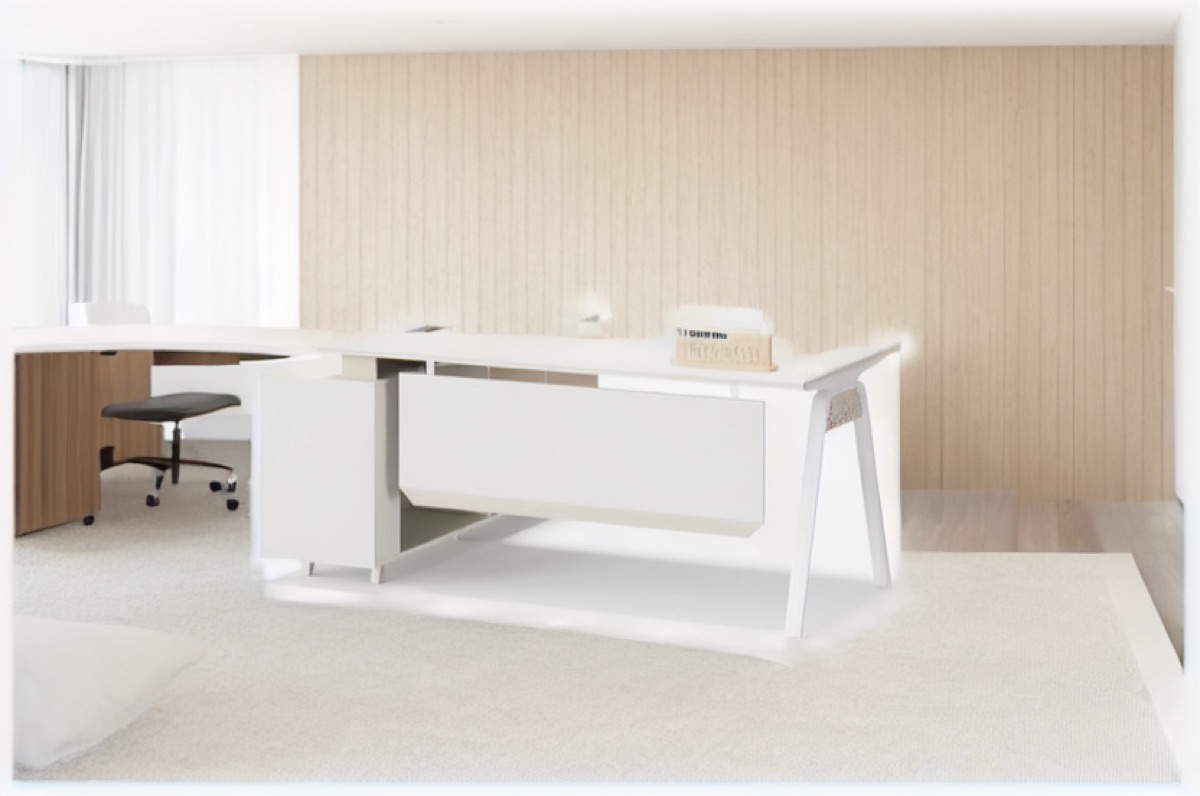 Meja Direktur L-Shape Putih — situasi kantor