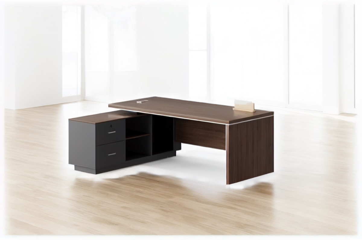 Meja Direktur L-Shape Panel Aksen — situasi kantor