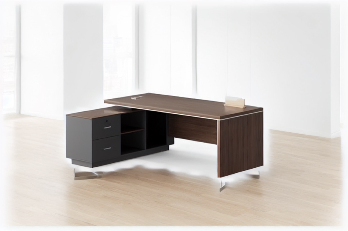 Meja Direktur L-Shape Panel Aksen — situasi kantor