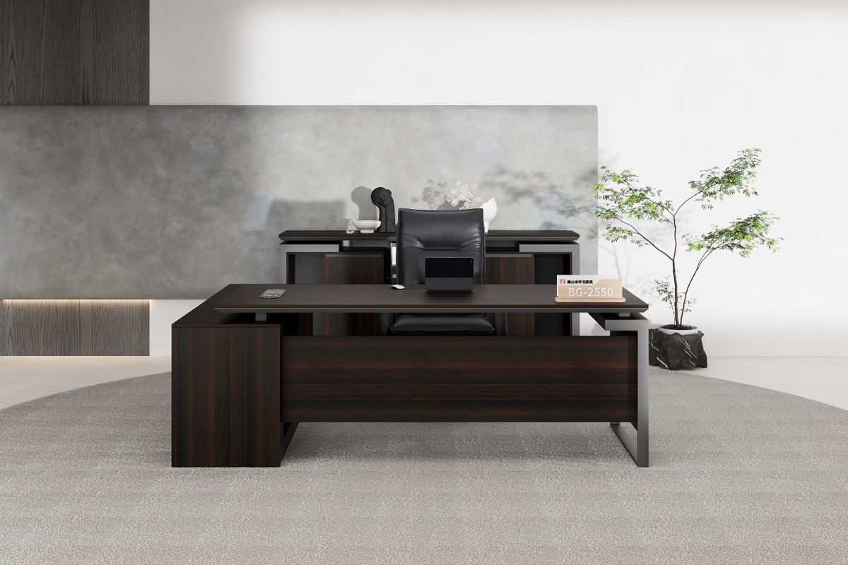 Meja Direktur Lurus Set Kredenza Kayu Gelap — situasi kantor
