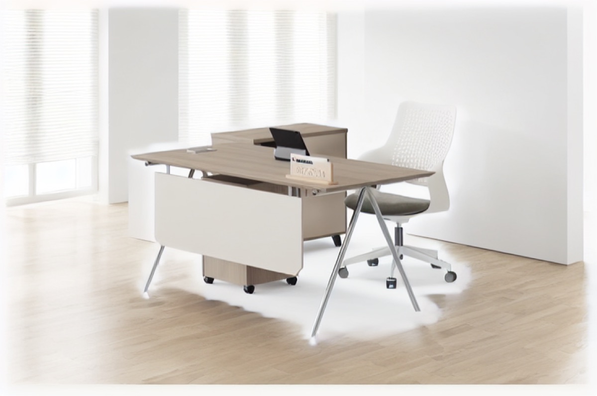 Meja Direktur L-Shape + Panel Privasi — situasi kantor