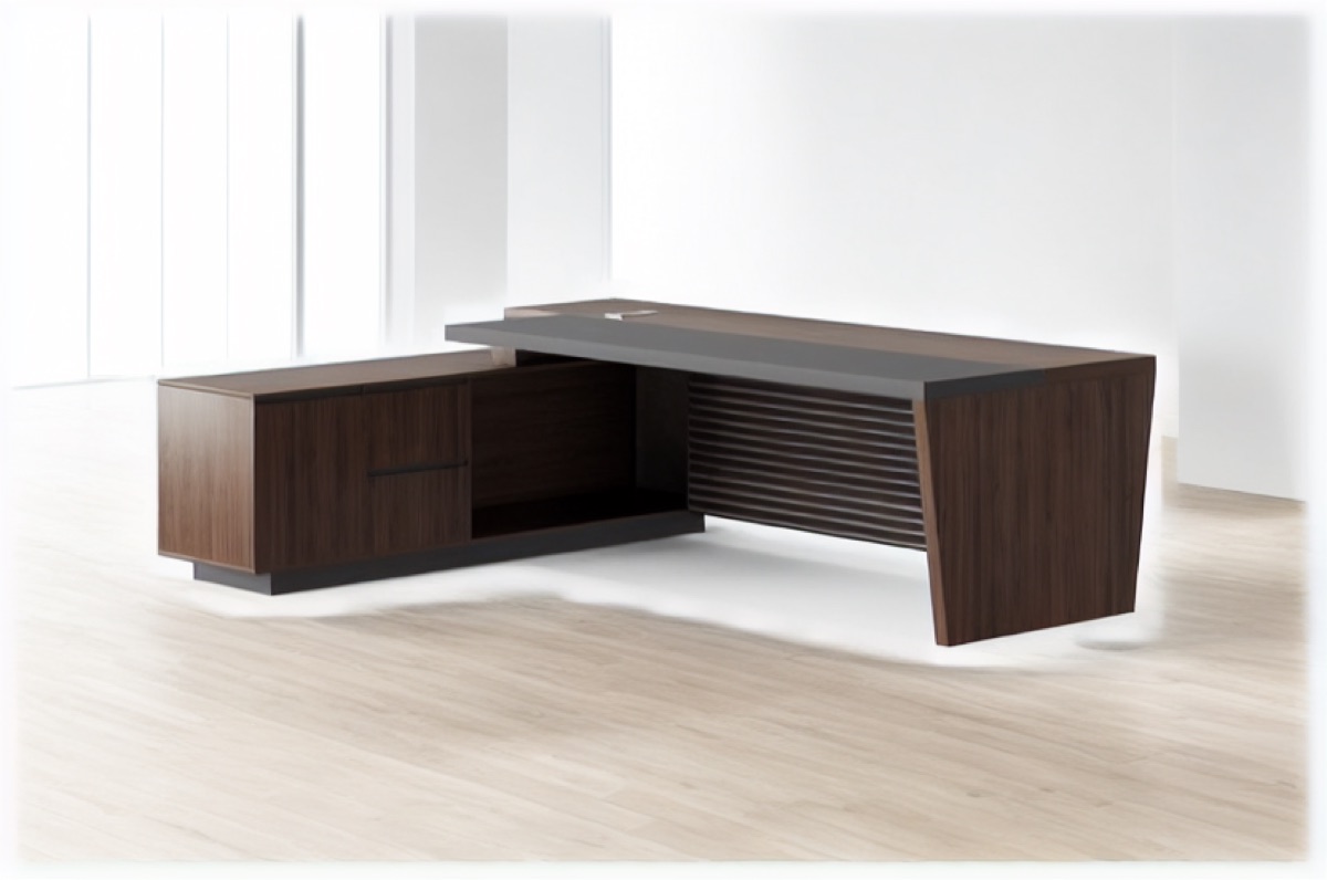 Meja Direktur L-Shape Panel Slat — situasi kantor