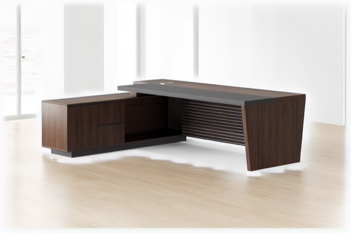 Meja Direktur L-Shape Panel Slat — situasi kantor