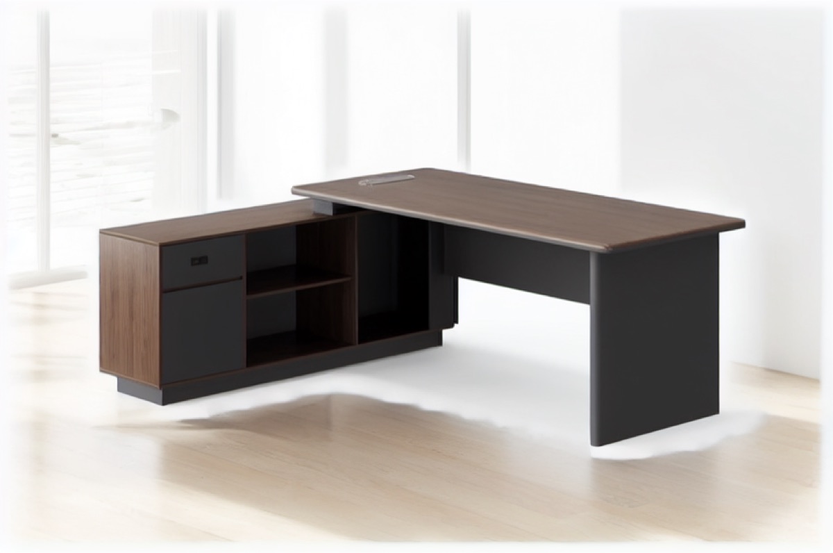 Meja Direktur L-Shape Panel Daya & Laci — situasi kantor