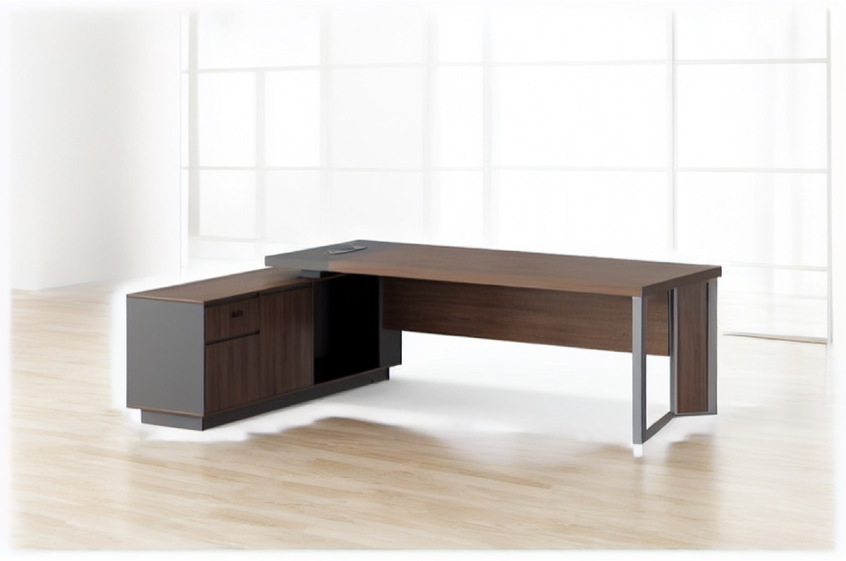Meja Direktur L-Shape Kaki Metal + Kabinet — situasi kantor