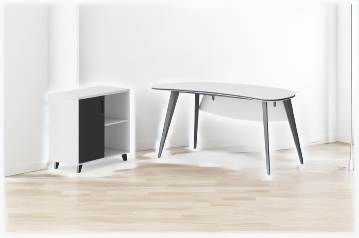 Meja Manajer Oval + Side Cabinet — situasi kantor