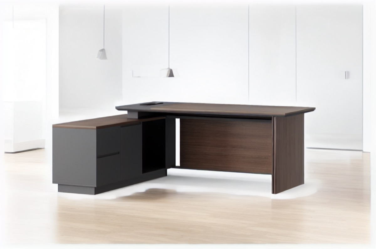 Meja Direktur L-Shape Panel Slat Walnut + Kabinet — situasi kantor