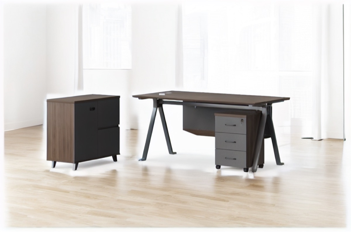 Meja Direktur L-Shape G28 Kaki Tapered + Unit Laci — situasi kantor